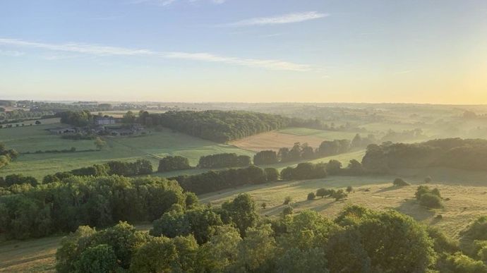 Dans certaines régions, les fermes sont historiquement placées dans les bourgs. Une organisation du territoire qui réduit la surface accessible depuis le bloc salle de traite.