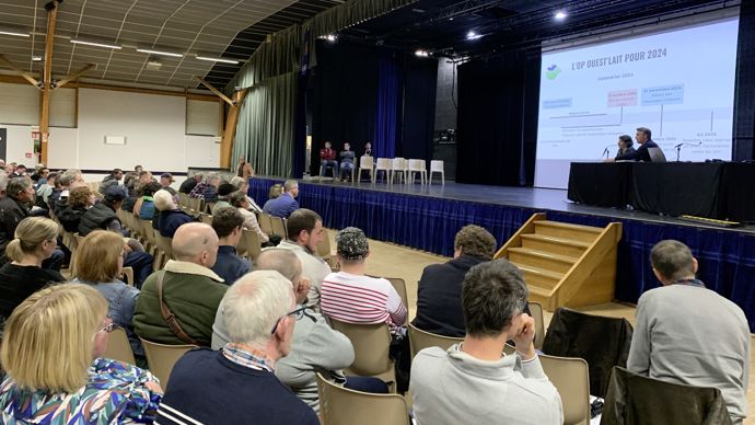 Le 21 mars à Saint-James (Manche), les responsables de Ouest’Lait présentaient à leurs adhérents les enjeux de la prolongation du contrat-cadre entre Sunlait et  Savencia jusqu’au 31 octobre 2024. Ouest’Lait est une des six OP de Sunlait.