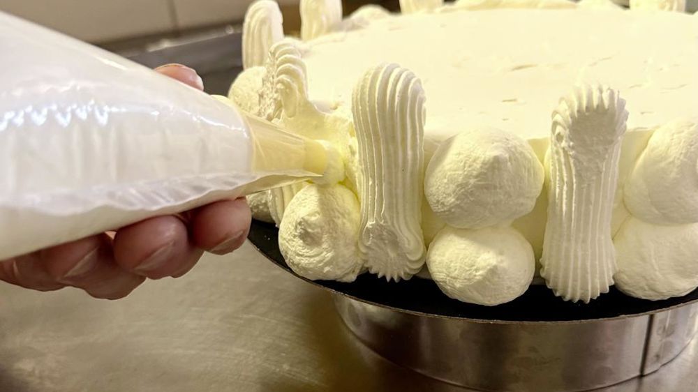 Le décor de chantilly jusqu’aux bords permet de masquer les arrêtes.