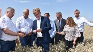 Le ministre Marc Fesneau s'est rendu sur une exploitation d'Eure et Loir le 29 juillet 2024, et a donné rendez-vous aux agriculteurs 10 jours plus tard pour préciser les aides qui pourront être déployées face aux mauvaises moissons.