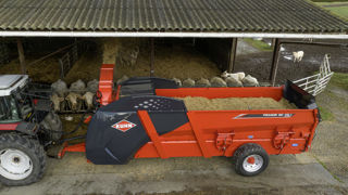 La Primor GII 110.1 de Kuhn peut embarquer jusqu’à 4 balles rondes de 2 m de diamètre ou deux grosses bottes de 2,70 m de longueur.