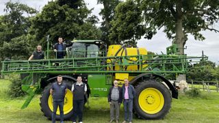 Les pulvérisateurs John Deere vendus en France sont construits dans l'usine de Horst aux Pays-Bas. Les pulvérisateurs John Deere vendus en France sont construits dans l'usine de Horst aux Pays-Bas.