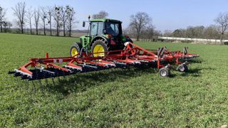 Les herses étrilles Tineliner de Kuhn sont dotées de 48 dents par section.