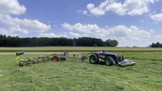 Un AgBot 2.055 W4 équipé d'une faneuse Volto 1300 T a été récemment présenté. Un AgBot 2.055 W4 équipé d'une faneuse Volto 1300 T a été récemment présenté.