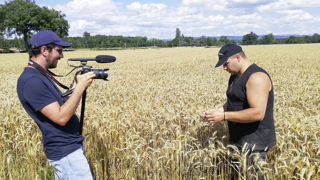 Sur le tournage du film « Ceux qui nous nourrissent » avec le réalisateur Guillaume Descave. Sur le tournage du film « Ceux qui nous nourrissent » avec le réalisateur Guillaume Descave.