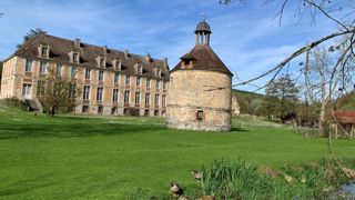 L'abbaye de Mortemer, située à Lisors, dans l'Eure, a été construite en 1134 à la demande du roi Henri Ier. L'abbaye de Mortemer, située à Lisors, dans l'Eure, a été construite en 1134 à la demande du roi Henri Ier.