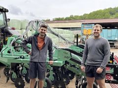 Paul Champouillon (à gauche) et Rémi Pierson ont développé un semoir « qui ne bouge pas », adapté au semis direct. De conception simple, il peut être facilement équipé d’options. Paul Champouillon (à gauche) et Rémi Pierson ont développé un semoir « qui ne bouge pas », adapté au semis direct. De conception simple, il peut être facilement équipé d’options.