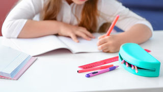 Le montant de l'allocation de rentrée scolaire de 2024 varie de 416,40 € à 454,60 € selon l'âge de l'enfant. Le montant de l'allocation de rentrée scolaire de 2024 varie de 416,40 € à 454,60 € selon l'âge de l'enfant.