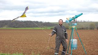 Rodolphe Lormelet s’est équipé de bazookas et cerfs-volants qui lui permettent de lutter efficacement contre les corvidés et les pigeons.