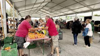 « Ce marché représente 10 % de notre chiffre d'affaires, mais nous apporte des recettes garanties et assure notre trésorerie », explique Lionel Reynaud, producteur de fruits. « Ce marché représente 10 % de notre chiffre d'affaires, mais nous apporte des recettes garanties et assure notre trésorerie », explique Lionel Reynaud, producteur de fruits.