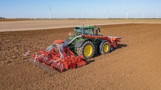 Les barres de semis BTFR 5010 et 5020 de Kuhn se fixent sur le châssis du rouleau de la herse rotative HR 5030 RCS. Les barres de semis BTFR 5010 et 5020 de Kuhn se fixent sur le châssis du rouleau de la herse rotative HR 5030 RCS.