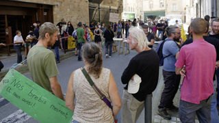 Plus de 100 éleveurs et leurs soutiens étaient rassemblés devant la préfecture de l’Ariège. Une délégation de la Confédération paysanne a ensuite été reçue par le préfet, au moment où une secrétaire nationale avait un rendez-vous à la DGAL au sujet de la FCO de sérotype 8.