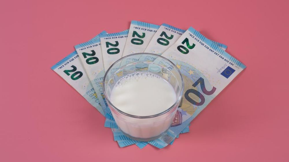 Verre de lait et billets de banque