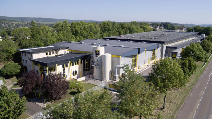 Pour réduire son empreinte carbone, le moutardier Reine de Dijon, à Fleurey-sur-Ouche (Côte-d'Or), mise sur les graines locales. La récolte de 2024 devrait lui permettre de produire la moutarde de 2025 avec 50 % d'approvisionnement français.