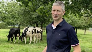 Pascal Le Brun, éleveur normand à la tête de 140 holsteins pour 1,2 Ml, de 2400 m² en volailles de chair, de 90 taurillons vendus par an et de 152 ha dont 65 ha de maïs et 47 ha de céréales, président de la branche lait du groupe coopératif Agrial, président de la Coopération laitière et, depuis le  4 juillet, président du Cniel.