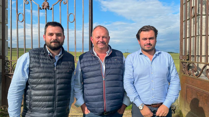 Le groupe Issipa, détenu par la famille Bidaut (de g. à dr. : Simon, Olivier et Paul Bidaut), devrait racheter d'ici octobre le négoce marnais Truchon Diffusion, spécialisé en viticulture.