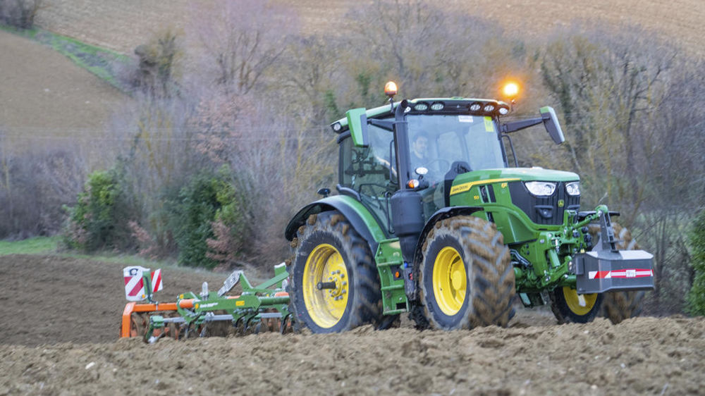 Le tracteur a effectué de la reprise de labour avec un déchaumeur à dents Amazone CenioSuper de 3 mètres à des profondeurs de 20 cm.