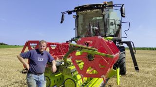 Pour faciliter le transport routier de sa moissonneuse-batteuse, Thierry Maillard utilise une barre de coupe repliable C450 de Claas. Pour faciliter le transport routier de sa moissonneuse-batteuse, Thierry Maillard utilise une barre de coupe repliable C450 de Claas.