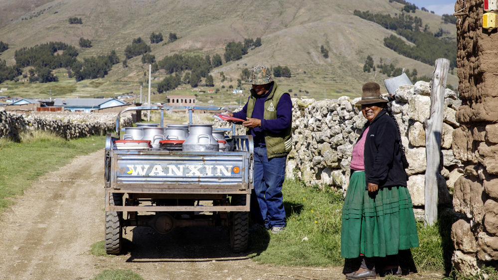 Luis alfonso et Yolanda avant leur tournée de récolte de lait