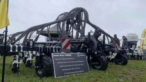 Le semoir T-Boss porté repliable, ici en version 6 m, est aussi disponible en 4,5 m et 8 m.