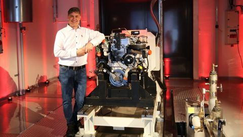 Kari Aaltonen, le directeur de l'ngéniérie d'Agco Power présente un moteur Core converti à l'hydrogène testé dans le nouveau laboratoire. Kari Aaltonen, le directeur de l'ngéniérie d'Agco Power présente un moteur Core converti à l'hydrogène testé dans le nouveau laboratoire.