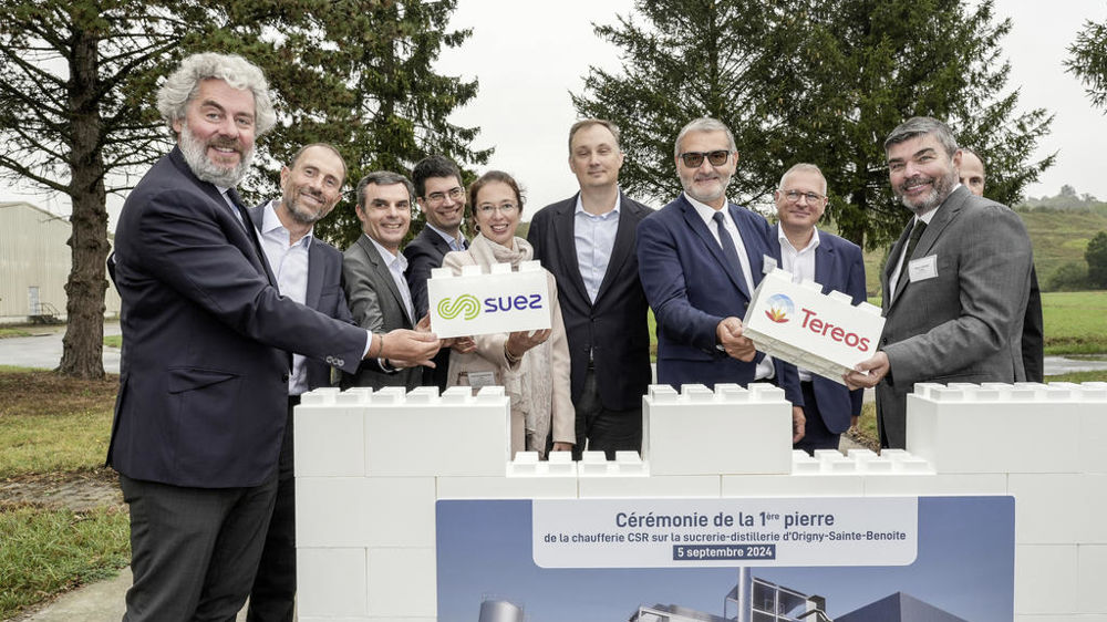 Les équipes de Suez et de Tereos, dont le vice-président de Suez, Yves Rannou (à gauche), et le DG de Tereos, Olivier Leducq (à droite), ont posé la première pierre de la chaufferie CSR d'Origny-Sainte-Benoite (Aisne), jeudi 5 septembre.