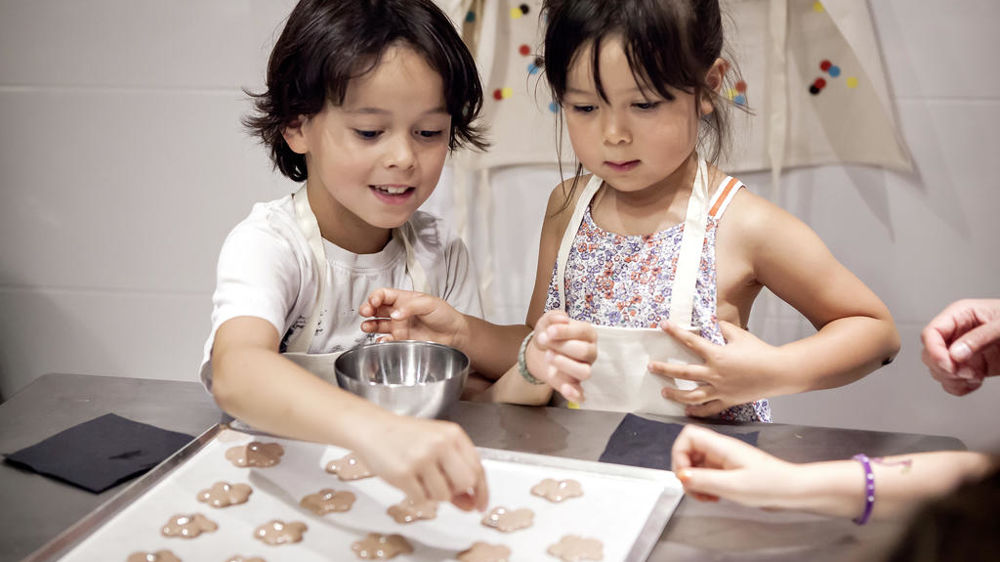 À Paris, la pâtisserie Chez Bogato propose des ateliers de fabrication pour les kids ou « parents-enfants », accessibles dès 4 ans.