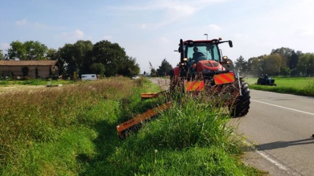 Les broyeurs d'accotement Berti TA/MF ici au travail d'entretien de fossés.