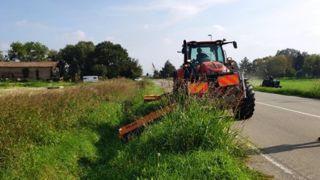 Les broyeurs d'accotement Berti TA/MF ici au travail d'entretien de fossés.