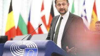 Au Parlement européen, Christophe Hansen fait partie du Parti populaire européen classé centre droit. Au Parlement européen, Christophe Hansen fait partie du Parti populaire européen classé centre droit.