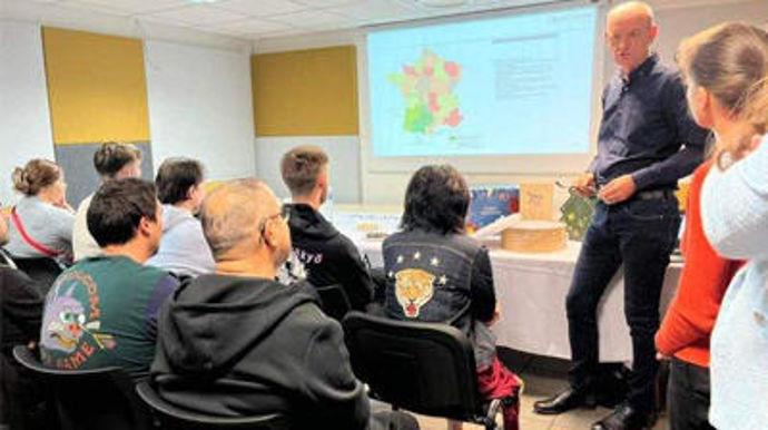 En amont des ateliers de simulation pilotés par France Travail, les responsables de la Quercynoise ont présenté l'entreprise aux candidats, le 5 septembre dernier.