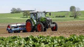 Fendt présente son tracteur électrique e100 Vario standard. Il entrera en production en 2025. Fendt présente son tracteur électrique e100 Vario standard. Il entrera en production en 2025.