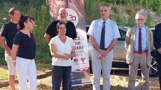 Audrey Bourrust, la présidente de l'association d'éleveurs POC 32, lors d'une conférence de presse, aux côtés notamment du préfet et du directeur de l'abattoir. Audrey Bourrust, la présidente de l'association d'éleveurs POC 32, lors d'une conférence de presse, aux côtés notamment du préfet et du directeur de l'abattoir.