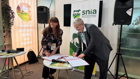 Angélique Goodall, directrice régionale Bretagne de France Travail, et François Cholat, président du Snia, ont signé une convention autour de l'attractivité des métiers de la nutrition animale, mercredi 18 septembre, au Space de Rennes.