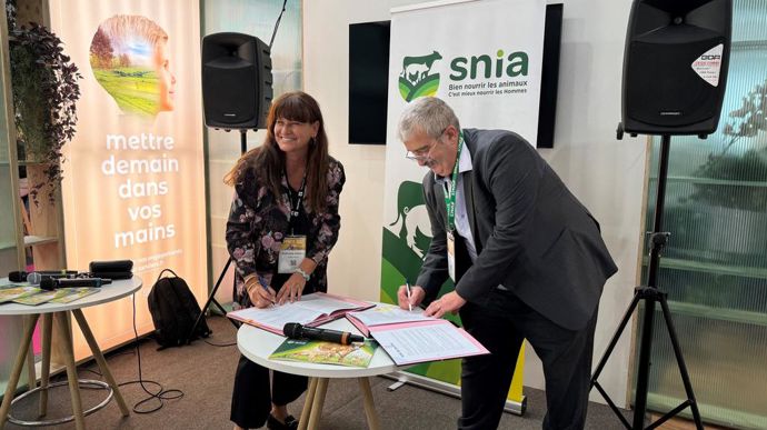 Angélique Goodall, directrice régionale Bretagne de France Travail, et François Cholat, président du Snia, ont signé une convention autour de l'attractivité des métiers de la nutrition animale, mercredi 18 septembre, au Space de Rennes.