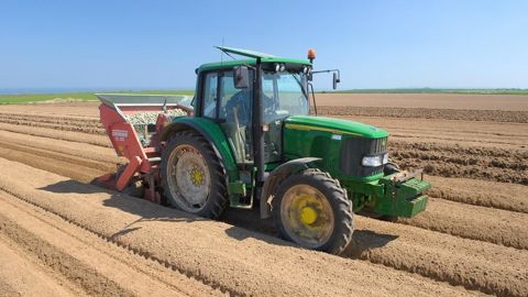 L'UNPT met en avant la nécessité de « redonner des moyens techniques et économiques aux producteurs de plants ». L'UNPT met en avant la nécessité de « redonner des moyens techniques et économiques aux producteurs de plants ».