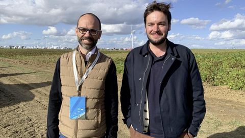 A droite : Gwenolé Pasco, responsable agronomique de Roquette ; à gauche :  Camille Deraeve, président de la coopérative de producteurs de Vecquemont.