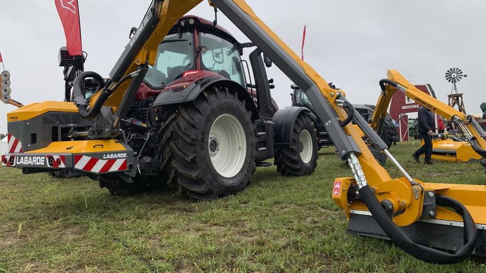 L’entraînement du groupe de broyage de 1,2 m, capable de fonctionner en avant comme en arrière, est assuré depuis l'intérieur des capots. L’entraînement du groupe de broyage de 1,2 m, capable de fonctionner en avant comme en arrière, est assuré depuis l'intérieur des capots.