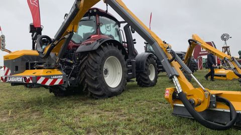 L’entraînement du groupe de broyage de 1,2 m, capable de fonctionner en avant comme en arrière, est assuré depuis l'intérieur des capots. L’entraînement du groupe de broyage de 1,2 m, capable de fonctionner en avant comme en arrière, est assuré depuis l'intérieur des capots.