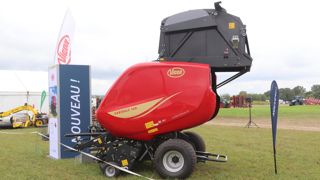 Les rouleaux de filet de la presse à chambre variable Vicon Varibale sont stockés à la verticale