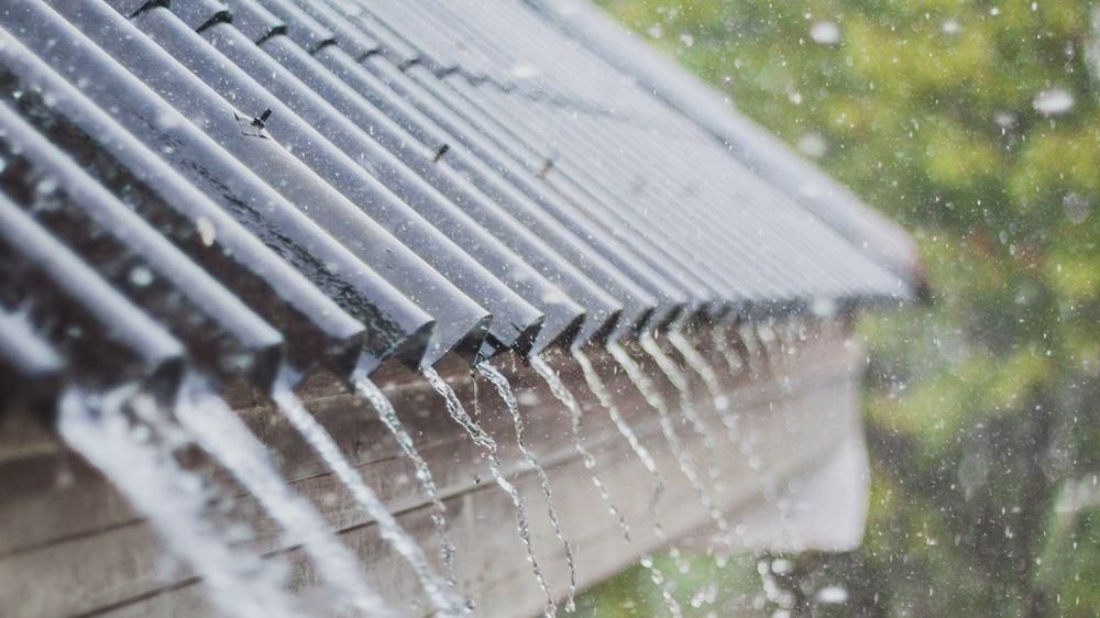 Pluie sur un toit