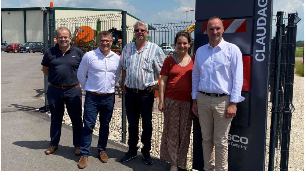 De gauche à droite : Jean-Michel Carrée, directeur commercial après-vente Agco, Frank
Fleury, directeur commercial Massey Ferguson France, Bruno  et Marion Claude,
dirigeants des Ets Claudagri, Alexandre Chantrelle, Directeur Commercial Valtra France. De gauche à droite : Jean-Michel Carrée, directeur commercial après-vente Agco, Frank
Fleury, directeur commercial Massey Ferguson France, Bruno  et Marion Claude,
dirigeants des Ets Claudagri, Alexandre Chantrelle, Directeur Commercial Valtra France.
