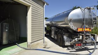 272 producteurs de lait de l’est de la France et des Pays de la Loire verront dès la fin de l’année 2024 leur contrat avec Lactalis résilié. 272 producteurs de lait de l’est de la France et des Pays de la Loire verront dès la fin de l’année 2024 leur contrat avec Lactalis résilié.