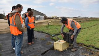 Les entrepreneurs du bâtiment ont visité le 17 septembre les installations de la pépinière du Prieuré, spécialiste des toitures végétalisées, dans le cadre des rencontres Envirobat, qui promeuvent les initiatives en faveur de l’environnement.