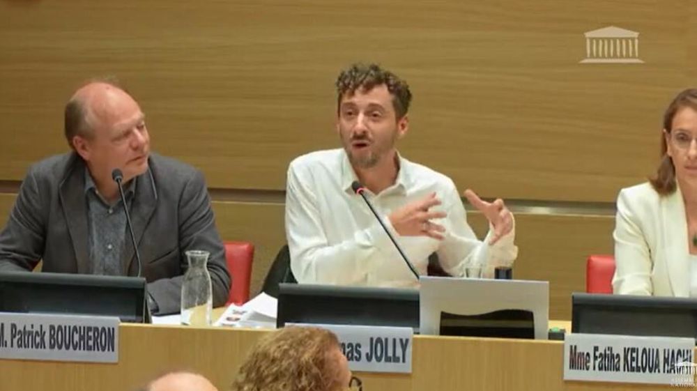 Le 25 septembre 2024, le metteur en scène Thomas Jolly répond aux parlementaires sur le bilan artistique des cérémonies des Jeux olympiques.