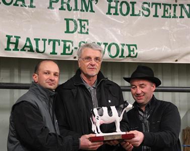 David biarnes (à gauche) et Philippe Monod entourrent Aimé Jacquet qui recoit un cadeau souvenir