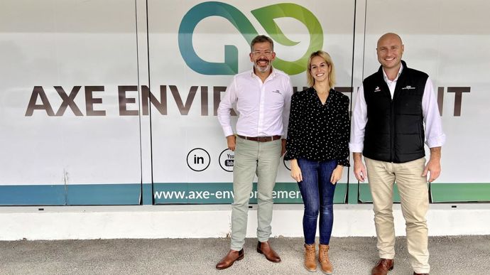 De gauche à droite : Fabien Vermot-Desroches, directeur marketing et R&D, Margaux Machado, chargée de communication, et Émeric Oudin, directeur général d’Axe-environnement, jeudi 26 septembre, à Romilly-sur-Seine (Aube).