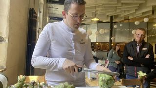 La préparation de l'artichaut, selon le chef étoilé Nicolas Carro. La préparation de l'artichaut, selon le chef étoilé Nicolas Carro.
