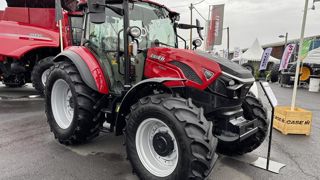 La série Farmall C ActiveDrive 2 de Case IH comprend quatre modèles de tracteurs de 90 à 117 ch. La série Farmall C ActiveDrive 2 de Case IH comprend quatre modèles de tracteurs de 90 à 117 ch.