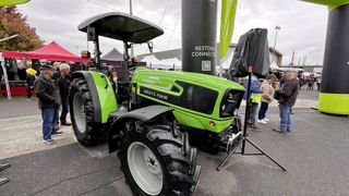 Avec son inverseur électrohydraulique, la série 4E de Deutz-Fahr embarque de nombreuses fonctions comme le Comfort Clutch. Avec son inverseur électrohydraulique, la série 4E de Deutz-Fahr embarque de nombreuses fonctions comme le Comfort Clutch.